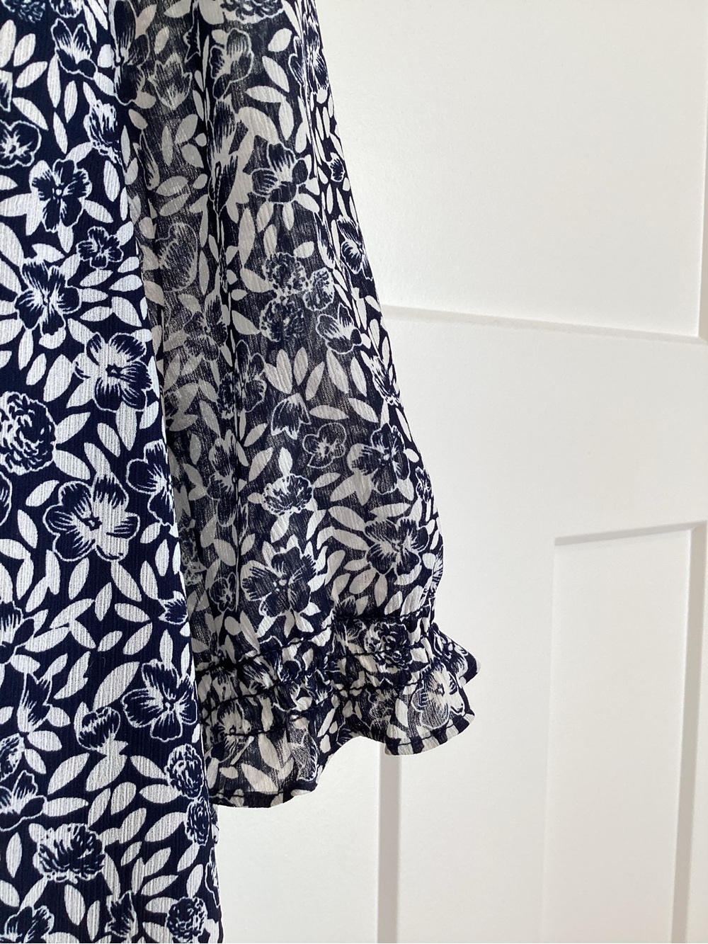 JCrew V-Neck Short Sleeve Ruffle Blouse Small White Navy Floral - Picture 3 of 9